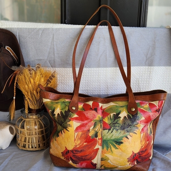 Splatter a garden of beauty upon your favorite Patricia Nash™ Straw Viotti Tote. - Picture 1 of 11
